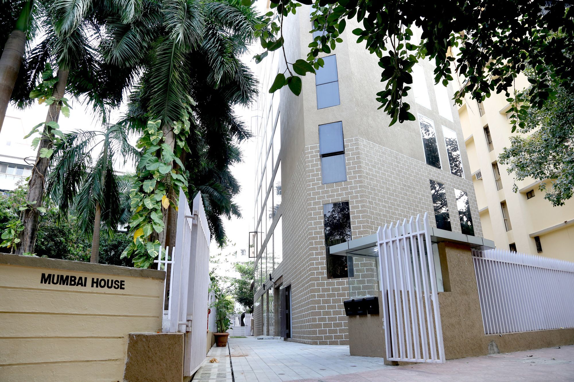 Hotel Mumbai House Andheri East, Мумбаи Экстерьер фото