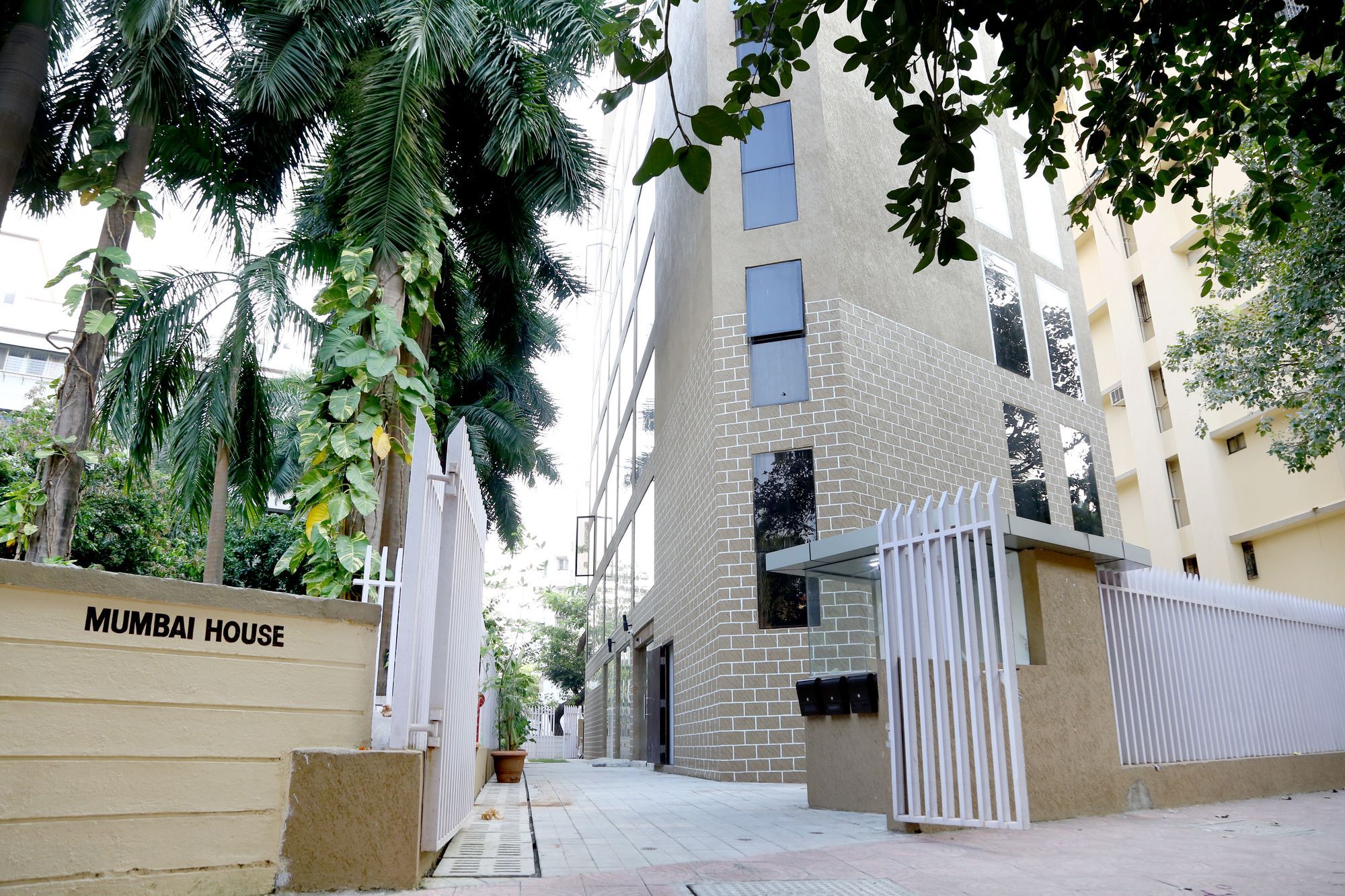Hotel Mumbai House Andheri East, Мумбаи Экстерьер фото